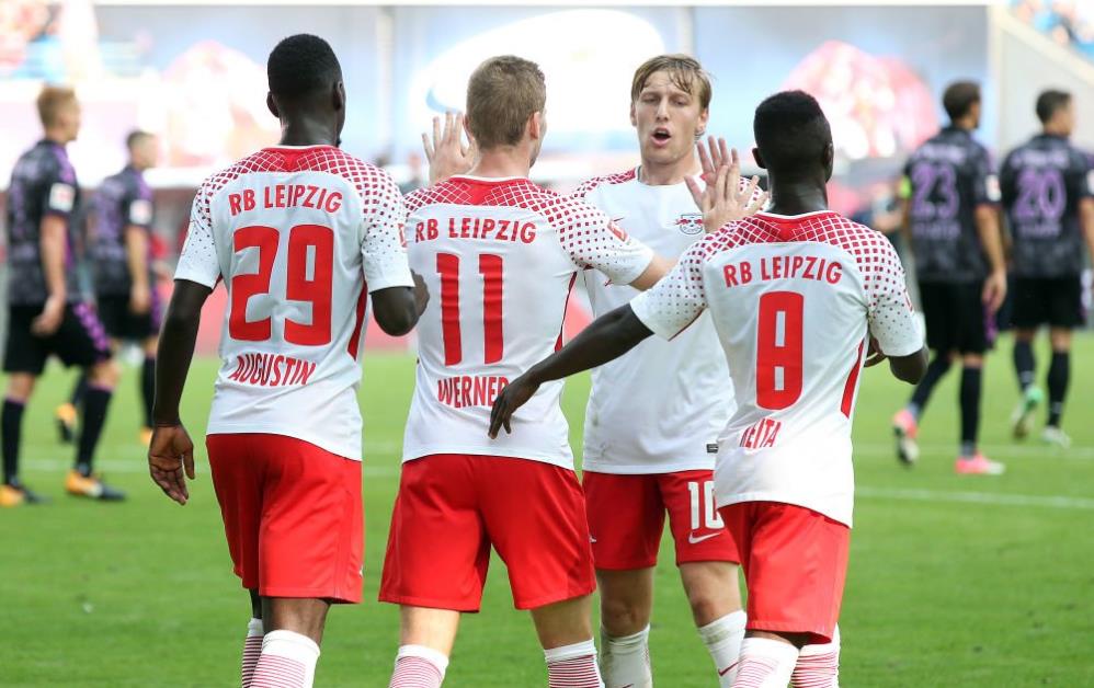 女神驾到！《魔域》周年庆女神服火爆开服，陪您畅游亚特大陆！