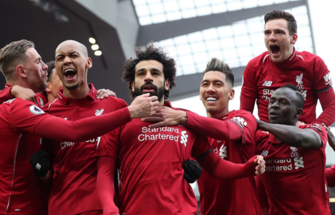 詹皇赛场怒瞪队友！连东契奇都难承受的表情，顿时惹争议